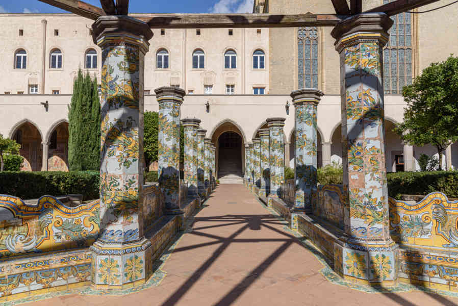 098 - Italia - Nápoles - basílica y convento de Santa Clara - convento - claustro.jpg